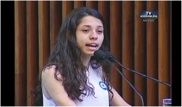 Estudante secundarista Ana Júlia, de 16 anos, durante discurso no plenário da Alep - Foto: Reprodução