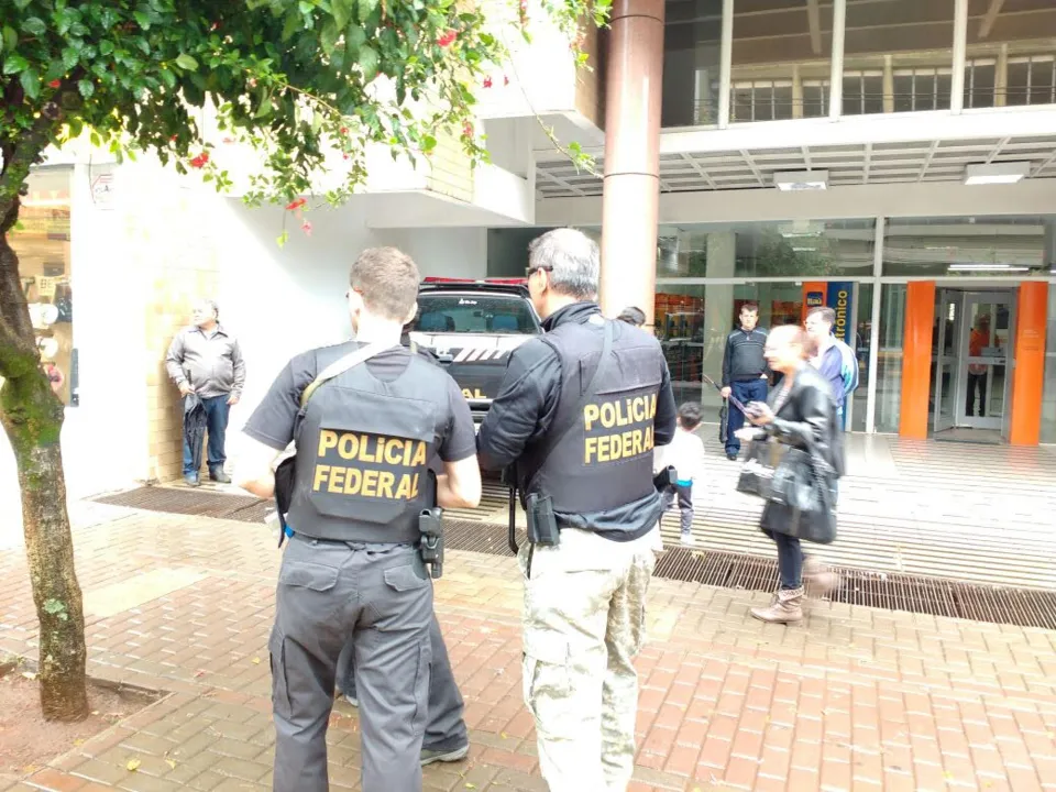 Policiais vistoriaram a agência do Banco Itaú nesta manhã. Foto: José Luiz Mendes
