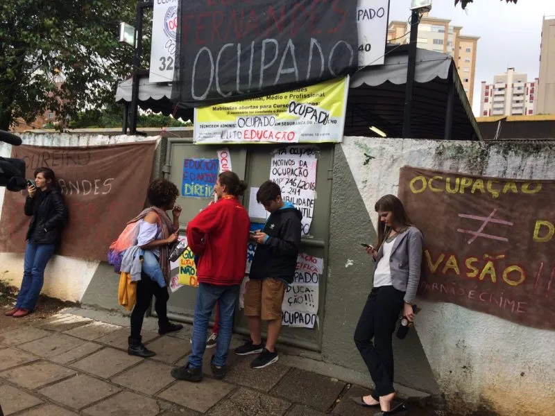 Colégio onde acontece assembleia de estudantes em Curitiba nesta quarta – Foto: Banda B