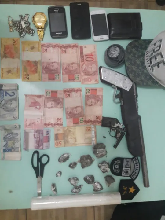 Polícia apreendeu dinheiro, armas e drogas em Mauá da Serra. Foto: Colaboração/Whatsapp