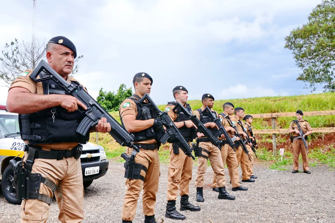 Policiais Militares de Apucarana já ganharam a primeira remessa dos novos armamentos. Arapongas recebe nesta sexta-feira. (Foto - Delair Garcia)