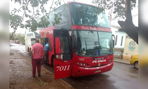 Bandidos trancam cerca de 40 passageiros em bagageiro de ônibus após assalto em Apucarana