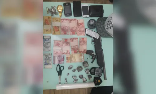 PM aprende maconha, dinheiro e armas em Mauá da Serra