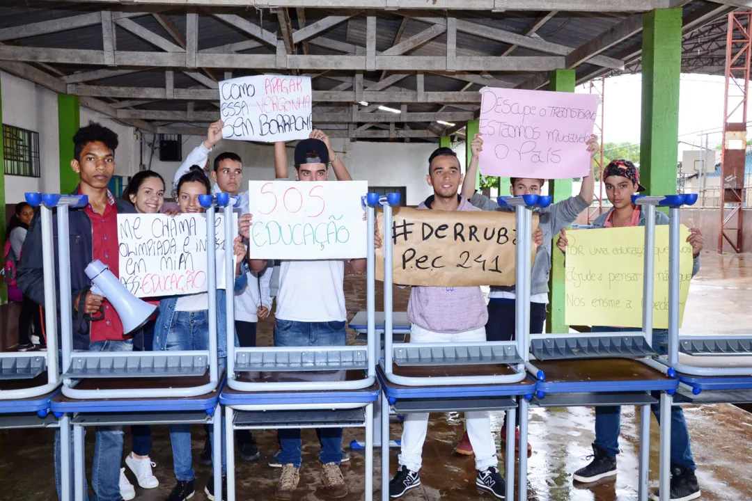 Alunos do Colégio Estadual José Canale de Apucarana e membros da União de Estudantes protestaram contra a Medida Provisória e a PEC 241 durante as ocupações.  (Foto - Delair Garcia)