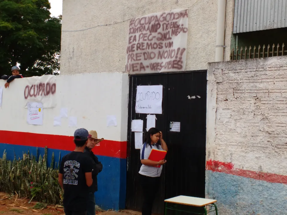 Colégio na Vila Reis em Apucarana também foi ocupado pelos estuantes durante as manifestações. (Foto  - José Luiz)