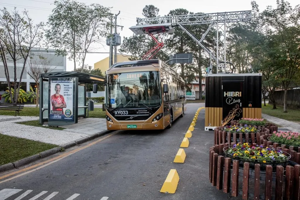 Testes com a 2ª geração híbrida da Volvo iniciaram no mês de agosto, em Curitiba - Foto: Silvio Aurichio/Divulgação/Volvo Bus Latin America