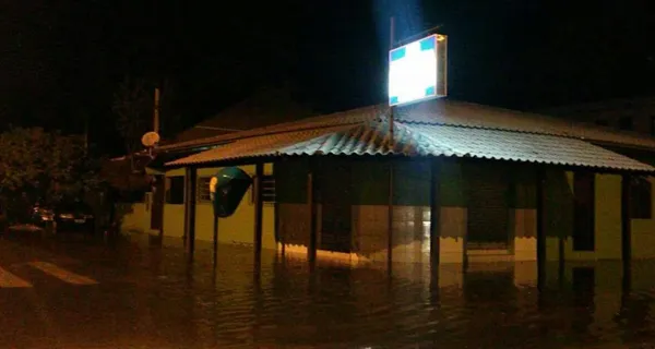 Em Guaratuba, água inundou ruas Foto: Colaboração Jane Rodrigues/Banda B