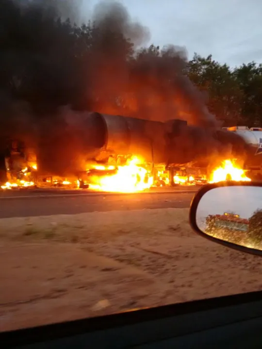 Incêndio tomou conta dos dois veículos. (Foto - Reprodução/whatsapp)