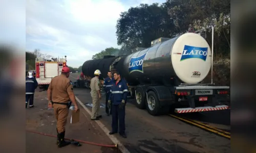 
						
							Pelo menos 20 pessoas morrem carbonizadas em acidente entre ônibus e caminhão-tanque no PR
						
						