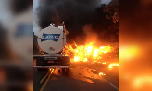 
						
							Pelo menos 20 pessoas morrem carbonizadas em acidente entre ônibus e caminhão-tanque no PR
						
						