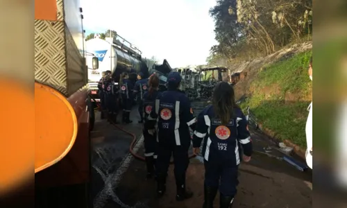 
						
							Pelo menos 20 pessoas morrem carbonizadas em acidente entre ônibus e caminhão-tanque no PR
						
						