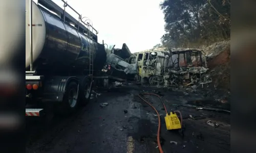 
							Pelo menos 20 pessoas morrem carbonizadas em acidente entre ônibus e caminhão-tanque no PR
						
						