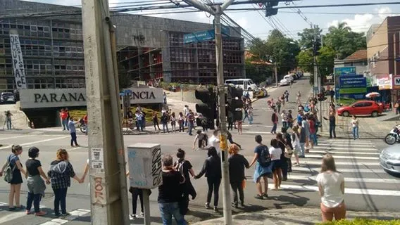 No meio da tarde manifestantes bloquearam o cruzamento das ruas Inácio Lustosa e João Manoel, em Curitiba - Foto: Movimento Ocupa Paraná/Facebook