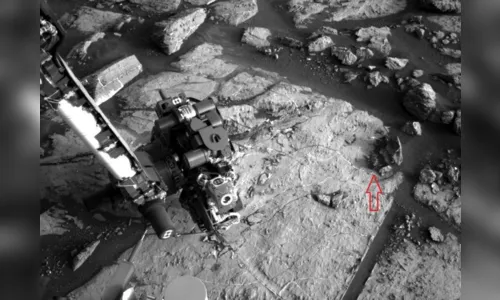 
						
							Curiosity localiza estranho meteorito metálico em Marte
						
						