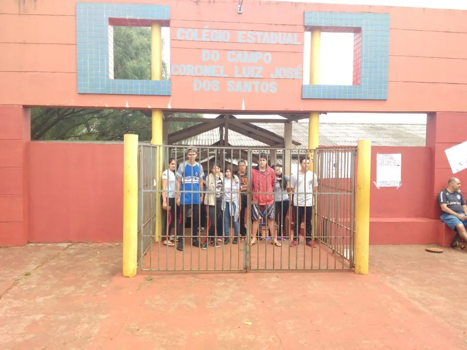 Alunos decidiram reocupar escola no Distrito de Pirapó nesta manhã. Foto: José Luiz Mendes