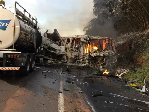 Veículos ficaram destruídos pelo fogo. Foto: Divulgação/Bombeiros
