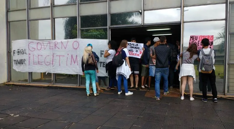 Estudantes secundaristas ocuparam a Câmara de Londrina nesta sexta-feira (4) - Foto: Laís Cardoso/Rede Massa