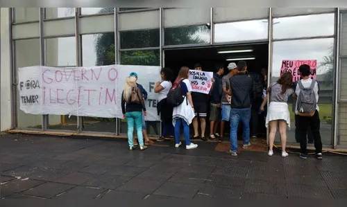Estudantes ocupam a Câmara de Londrina e vereador fica ferido