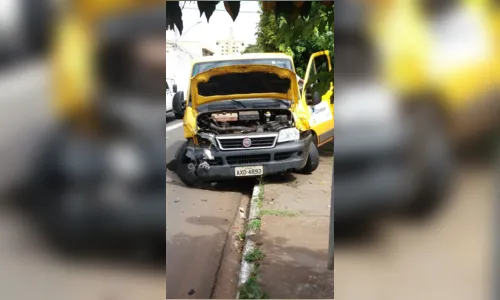 
							Furgão dos Correios e carro se envolvem em acidente em Arapongas
						
						