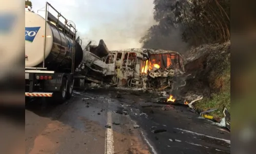 
						
							Motorista de ônibus diz que caminhão invadiu a pista 
						
						