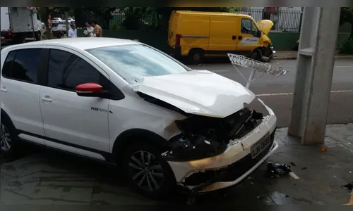 Furgão dos Correios e carro se envolvem em acidente em Arapongas