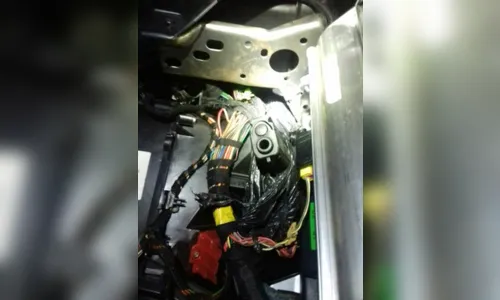 
							Dupla é presa com três pistolas e 200 munições em Arapongas 
						
						