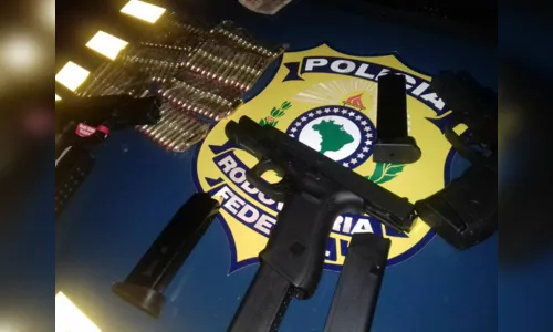 
							Dupla é presa com três pistolas e 200 munições em Arapongas 
						
						