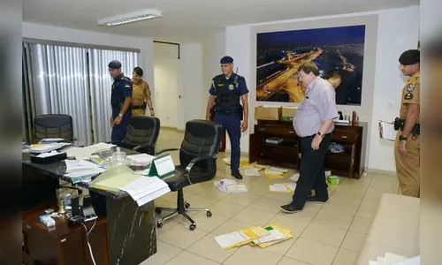  Gabinete do prefeito de Arapongas é invadido depois do expediente 