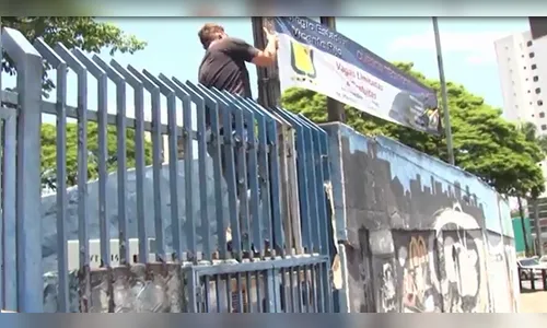 Estudante chega atrasado para o Enem e tenta pular muro da escola; veja o vídeo