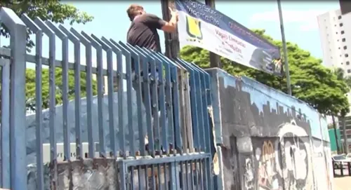 Estudante desistiu de pular o muro após abordagem da PM. Foto: Reprodução/G1