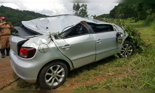Motorista abandona carro após capotamento na PR-170 em Borrazópolis