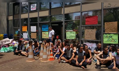 Câmara de Londrina é desocupada por estudantes 