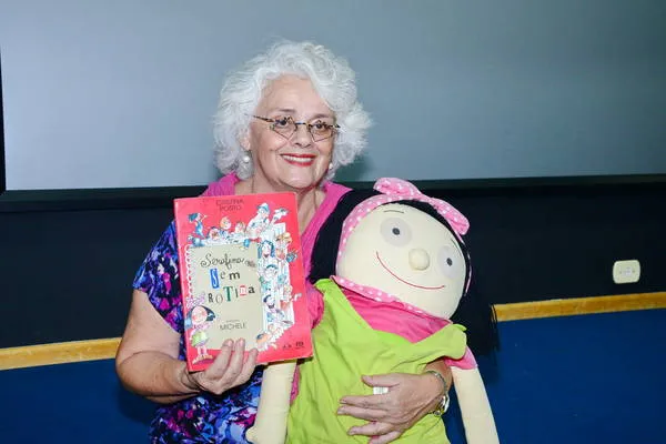 Cristina é autora de livros infantis. Foto: Delair Garcia