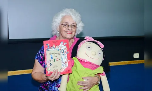 Escritora Cristina Porto ministra palestra para estudantes do Colégio Prisma em Arapongas