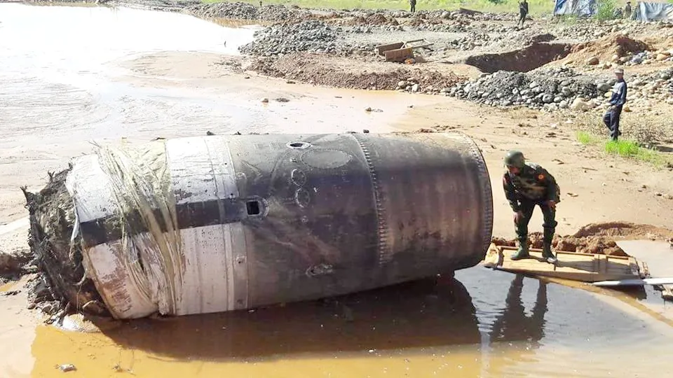 Objeto voador não identificado de metal caiu nesta semana perto de uma mina de jade, na Birmânia, atual Mianmar - Foto: Reprodução/o ​The Myanmar Times