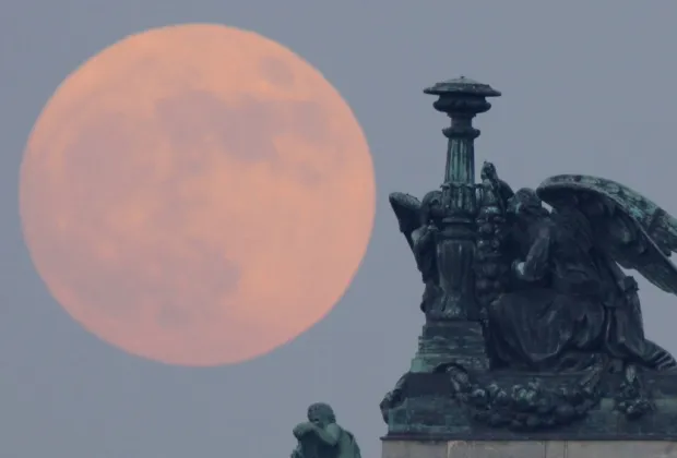  ​A maior lua desde 1948 poderá ser vista na segunda-feira (14) - Foto: Dmitri Lovetsky - AP PHOTO