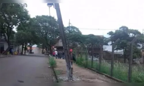 Motorista supostamente embriagado choca ambulância em poste de energia