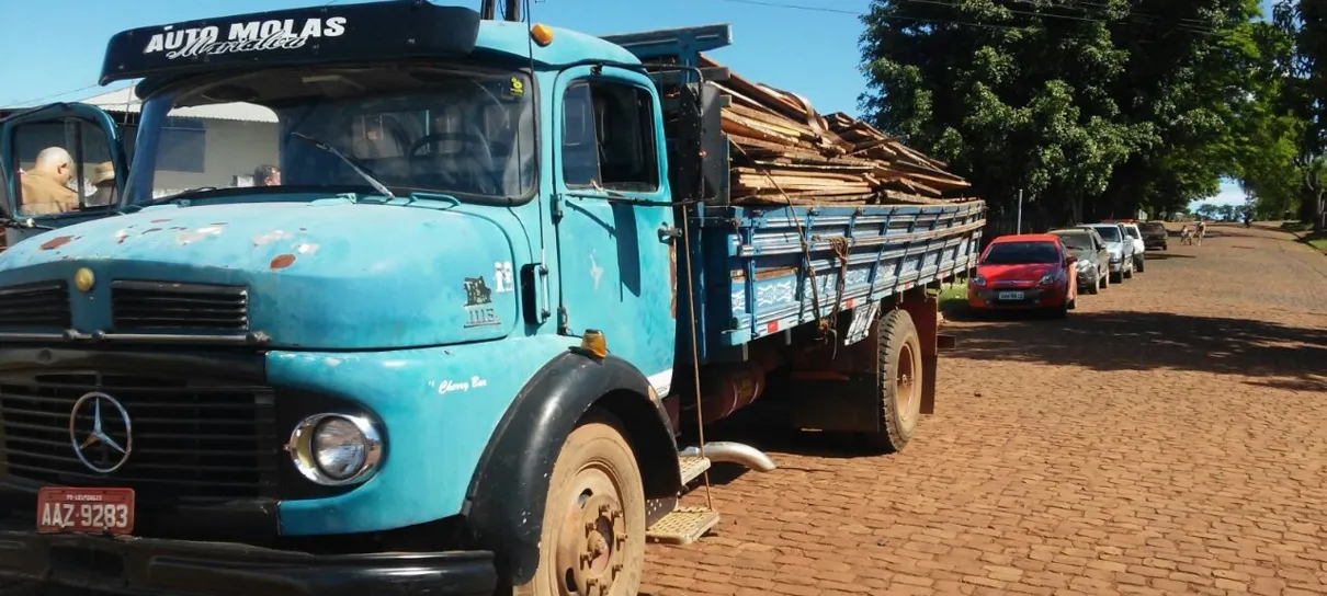 PM apreendeu o caminhão carregado com madeiras furtadas. Foto: Blog do Berimbau