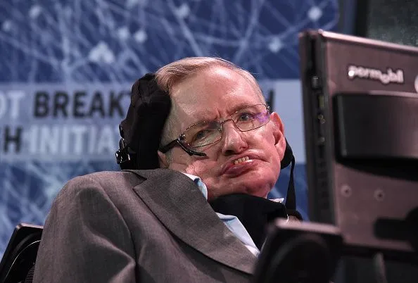 O astrofísico britânico Stephen Hawking previu que os seres humanos não vão sobreviver mais de 1.000 anos na Terra - Foto: Notey