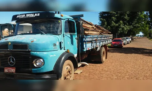 PM prende suspeitos envolvidos em furto de madeira na região