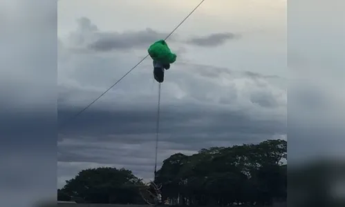 Parapente enrosca em fio de alta tensão e provoca queda de energia