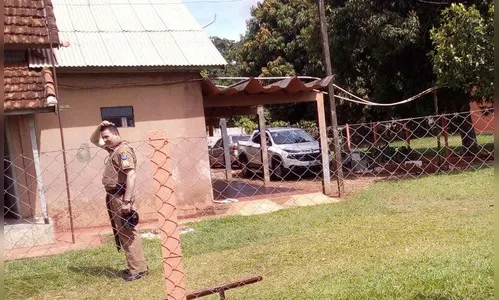 Homem é assaltado na porta de casa, feito refém e abandonado em estrada rural