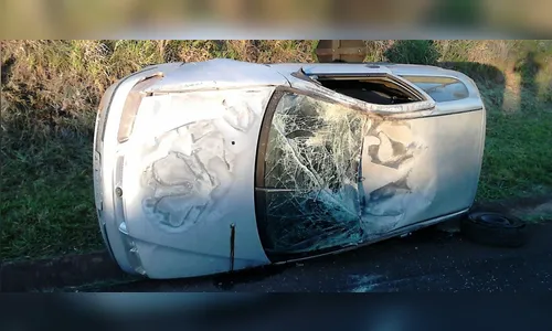 Dupla esfaqueia vítima durante assalto e capota carro roubado 