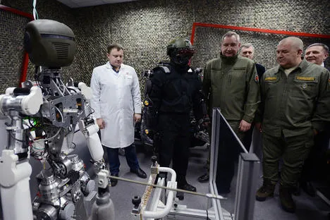 Anúncio do robô foi feito por vice-premiê Dmítri Rogôzin (segundo à dir.) - Foto:Serguêi Mamontov