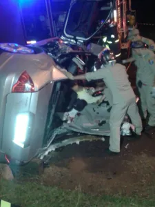 Acidente aconteceu na madrugada desta segunda-feira em Londrina. Foto: Tathy/WhastApp