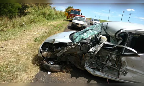 Acidente entre carro e caminhão deixa uma pessoa ferida