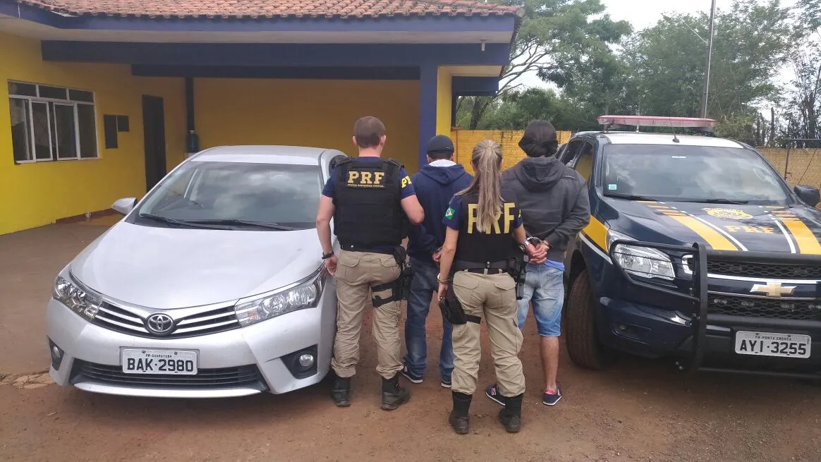 Após tentativa de fuga, PRF detém dupla com carro adulterado e R$ 37 mil. Foto: Divulgação/PRF 