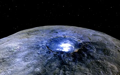 Imagens de sobrevoo destacam Occator, ponto brilhante na superfície de Ceres  - Foto: NASA/JPL-Caltech/UCLA/MPS/DLR/IDA)