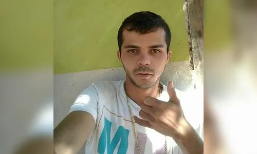 Rapaz morto a tiros é encontrado em campo de futebol