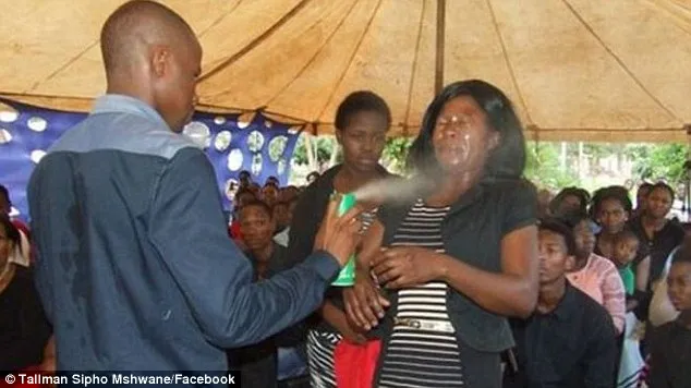 Lethebo Rabalago pulverizando o inseticida no rosto de mulher enquanto os membros da congregação olham admirados - Reprodução: Facebook